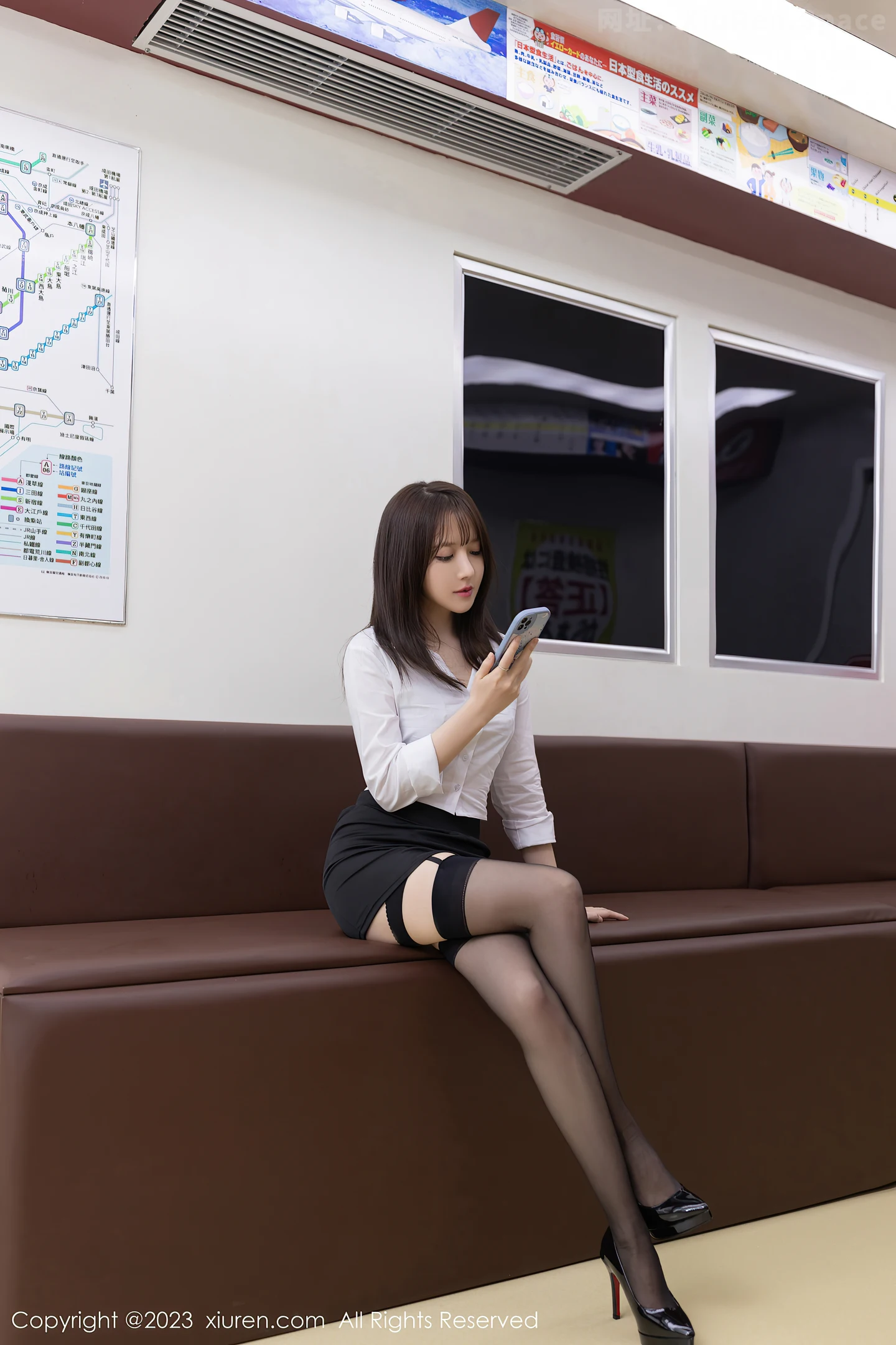 图片[2]-[XiuRen秀人网]2023.06.07 VOL.6875 杏子Yada OL制服与黑色情趣内衣加黑丝美腿性感私房写真集-秀人网官方网站